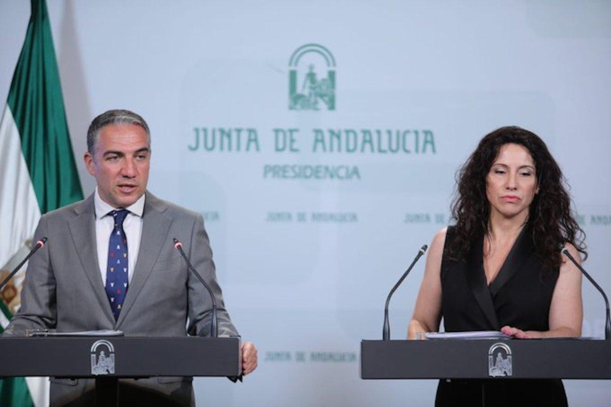 Los consejeros Elías Bendodo y Rocío Ruiz, en la rueda de prensa posterior al Consejo de Gobierno.