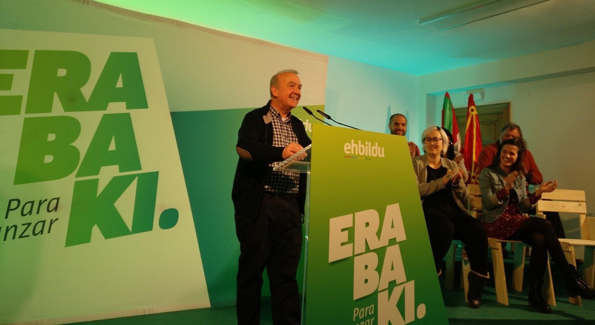 El candidato al Congreso de EH Bildu por Álava, Iñaki Ruiz de Pinedo en un acto en Mungia (Álava). 