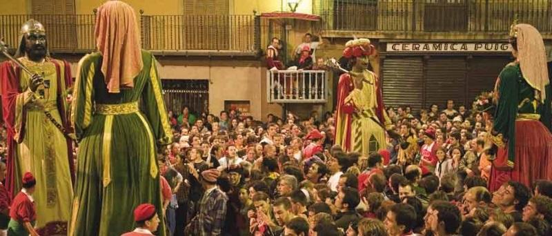 Desfile de gigantes en La Patum de Berga. Web Turismo