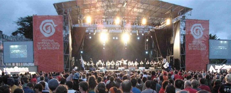 Escola de Gaitas de Ortigueira actuando en el festival. Fuente Turismo