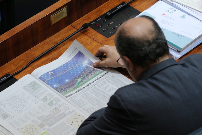 Así trabajan los diputados del PP en la Asamblea de Madrid: leyendo la crónica del partido o comparando ofertas de ropa en internet