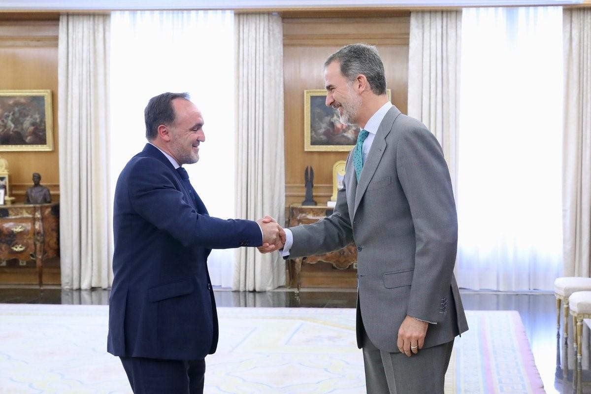 Javier Esparza saluda al Rey Felipe VI durante la ronda de consultas. Europa Press.