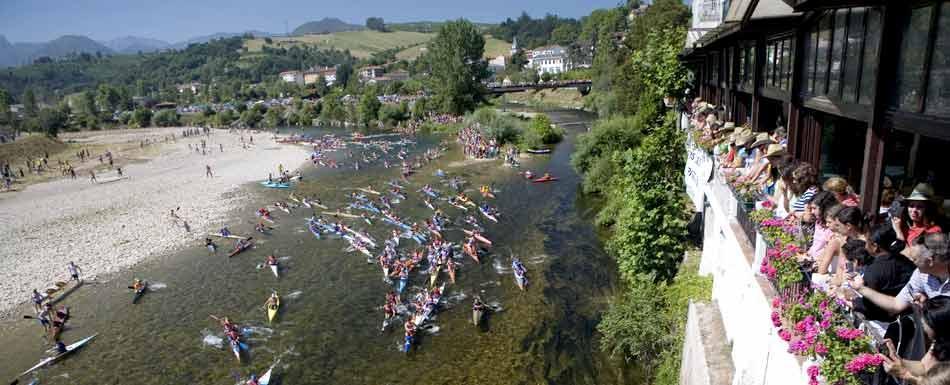 El río Sella acoge una competición de miles de piragüistas que se realiza desde Arriondas a Ribadesella. Fuente Turismo