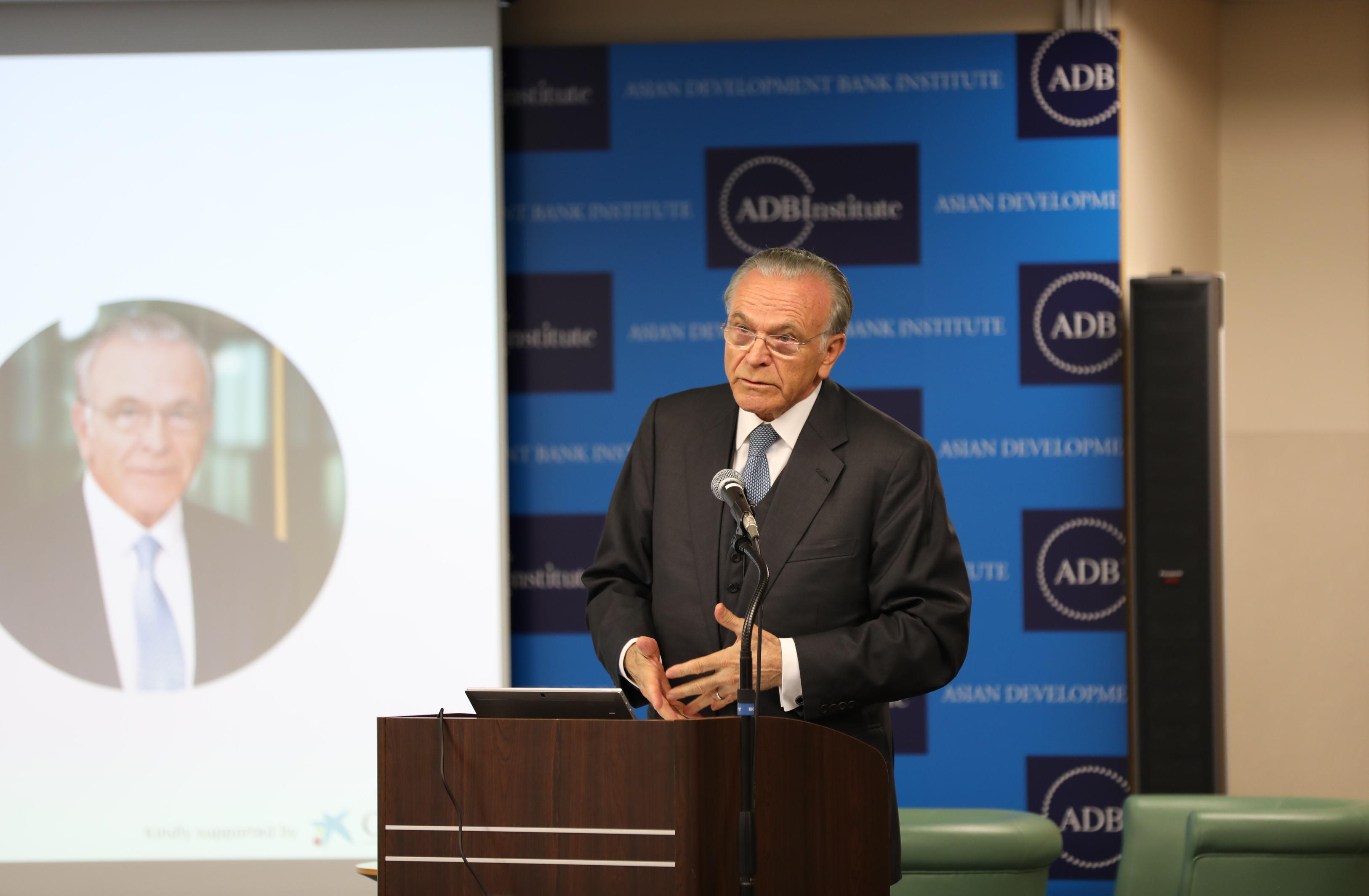 El presidente de la Caixa, Isidro Fainé, ha impartido una conferencia magistral en la apertura de un encuentro promovido por el Instituto Mundial de Cajas de Ahorros y Bancos Minoristas, enmarcado