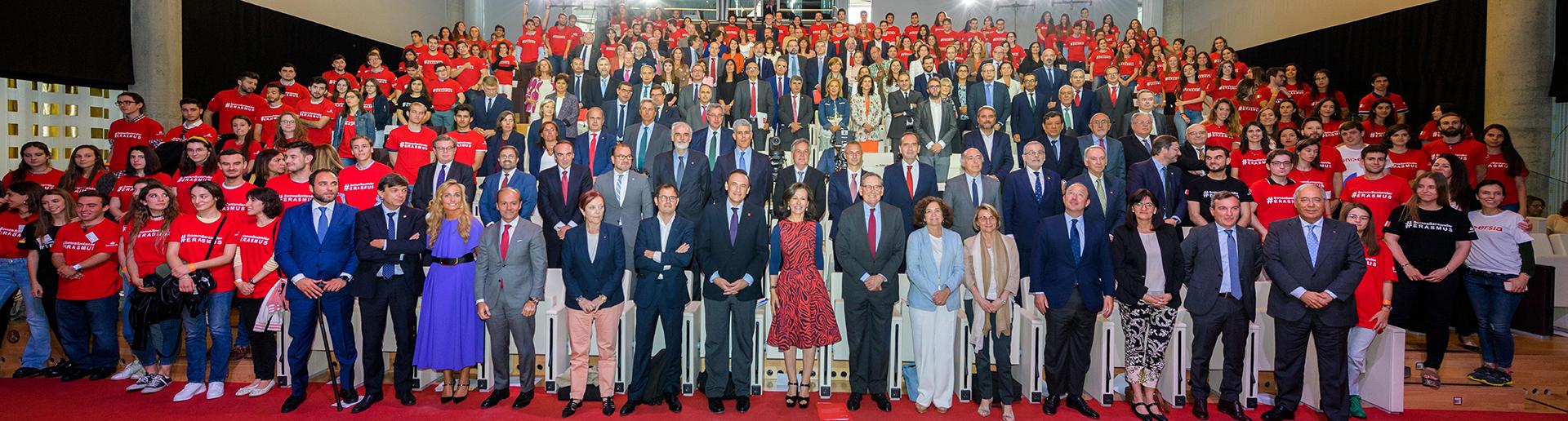 Ana Patricia Botín (centro) posa con los becarios Santander Erasmus - Santander