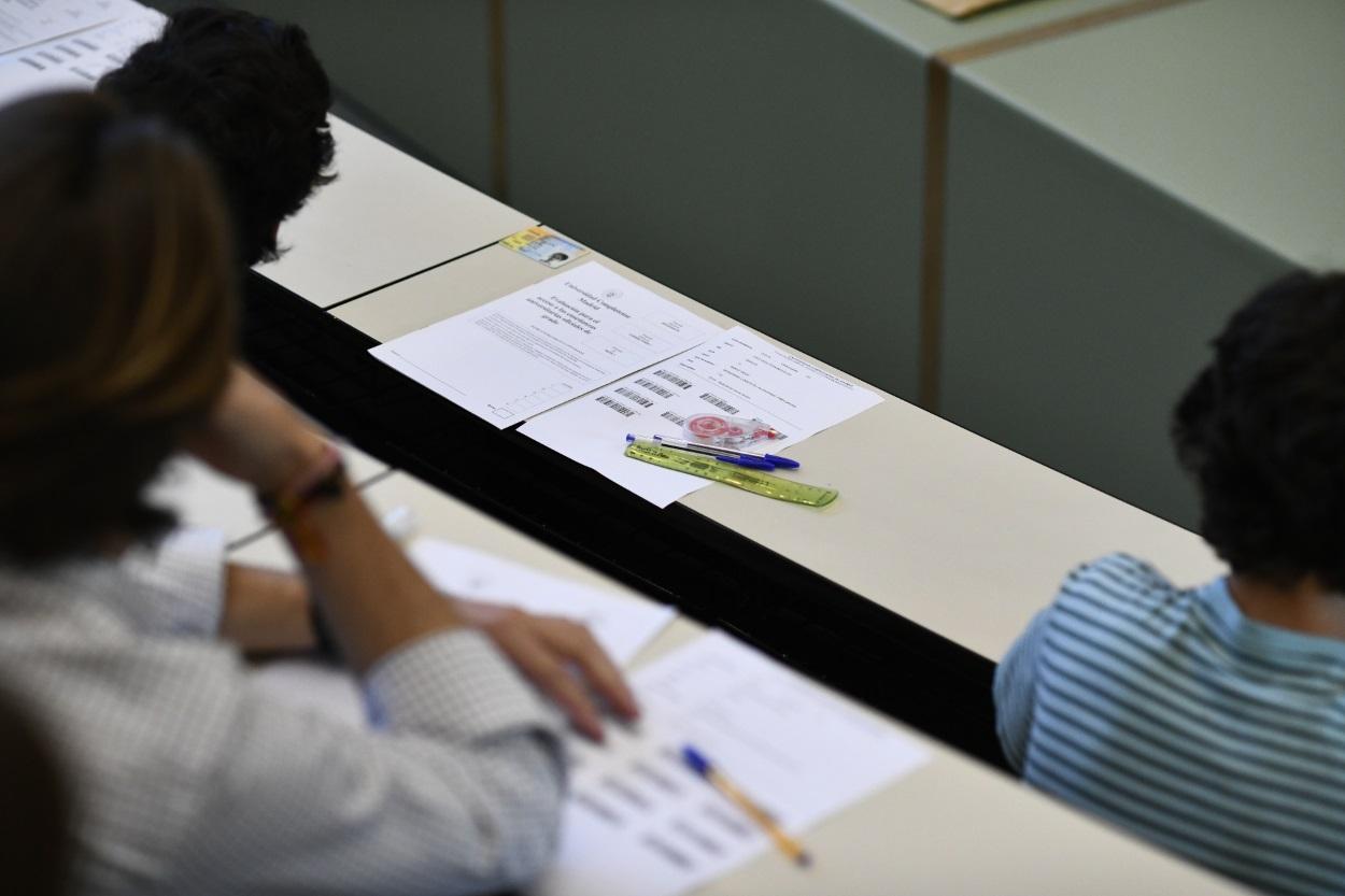 Fotografía de unos estudiantes con sus respectivos exámenes de la EvAU