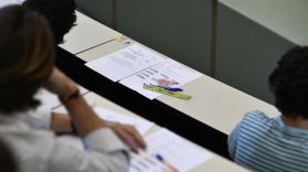 Fotografía de unos estudiantes con sus respectivos exámenes de la EvAU