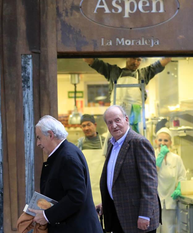 Don Juan Carlos con Miguel Arias saliendo del restaurante Aspen de La Moraleja 