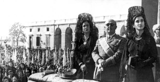 Carmen Franco junto a su padre, el dictador, y su madre Carmen Polo.