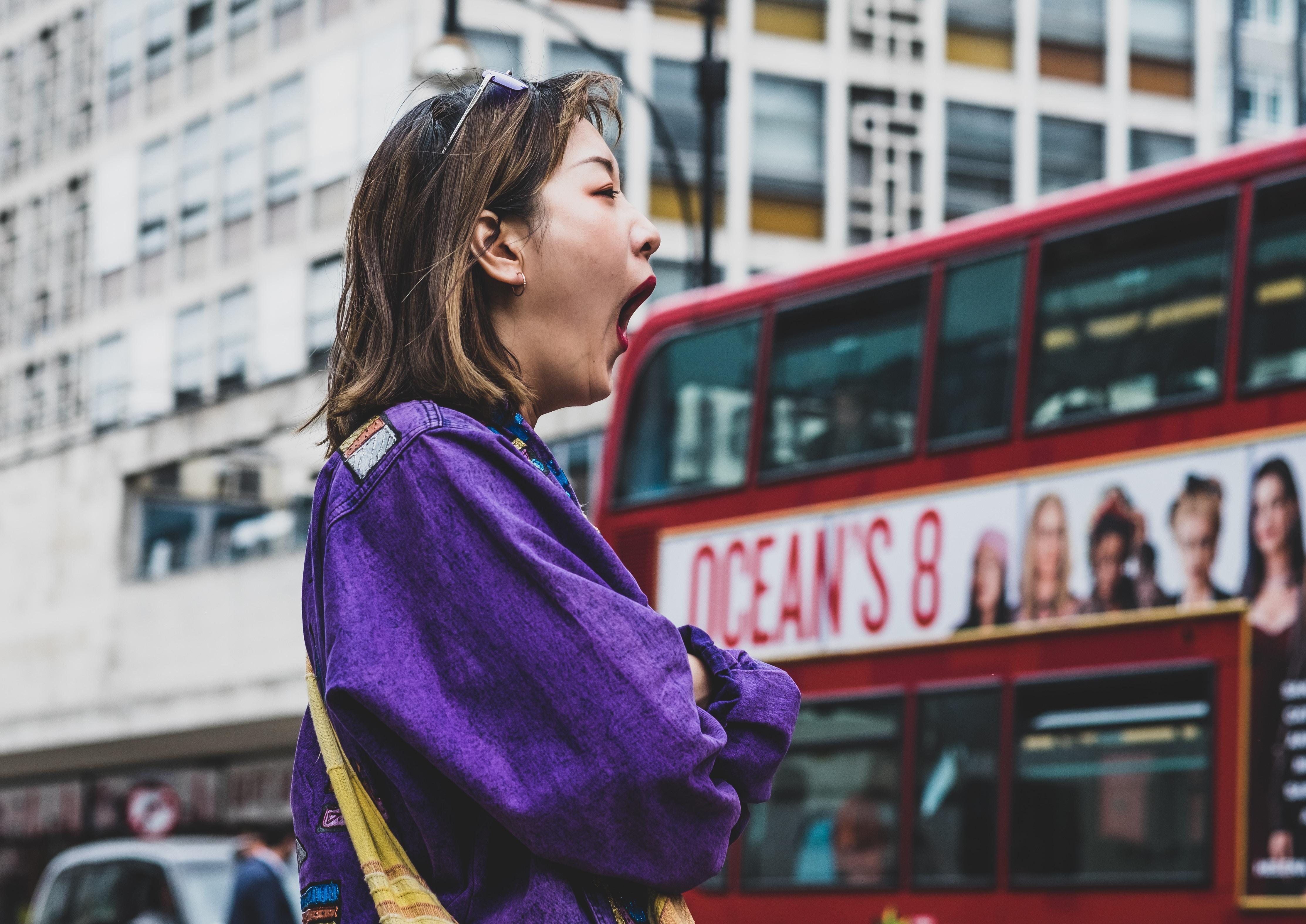 Una mujer bosteza en Londres. Foto: Kevin Grieve
