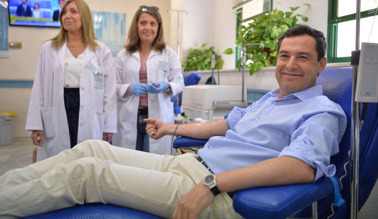 Juanma Moreno, ayer donando sangre en Sevilla. OFICINA DEL PORTAVOZ DE LA JUNTA