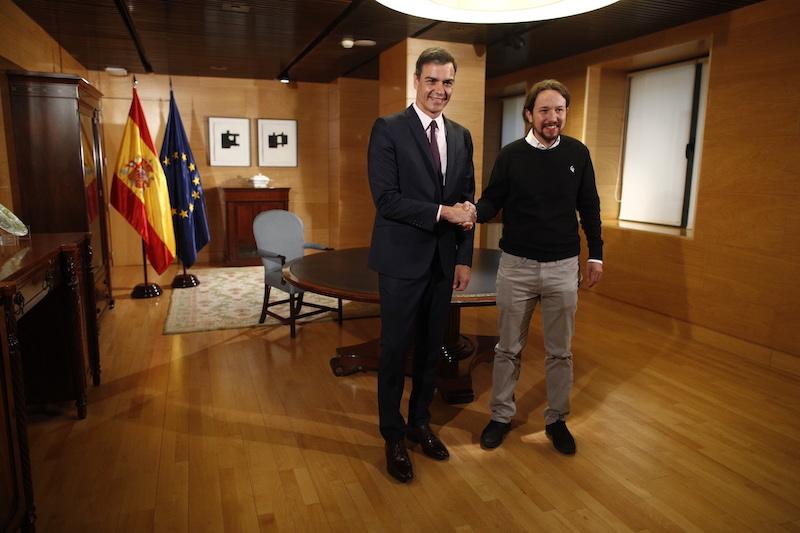 Pedro Sánchez y Pablo Iglesias se reúnen en el Congreso.
