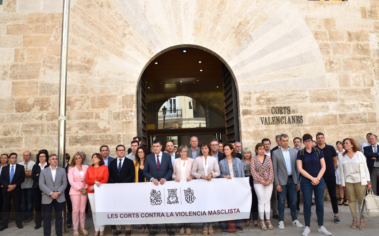 Minuto de silencio a las puertas del Palau dels Borja- Twitter