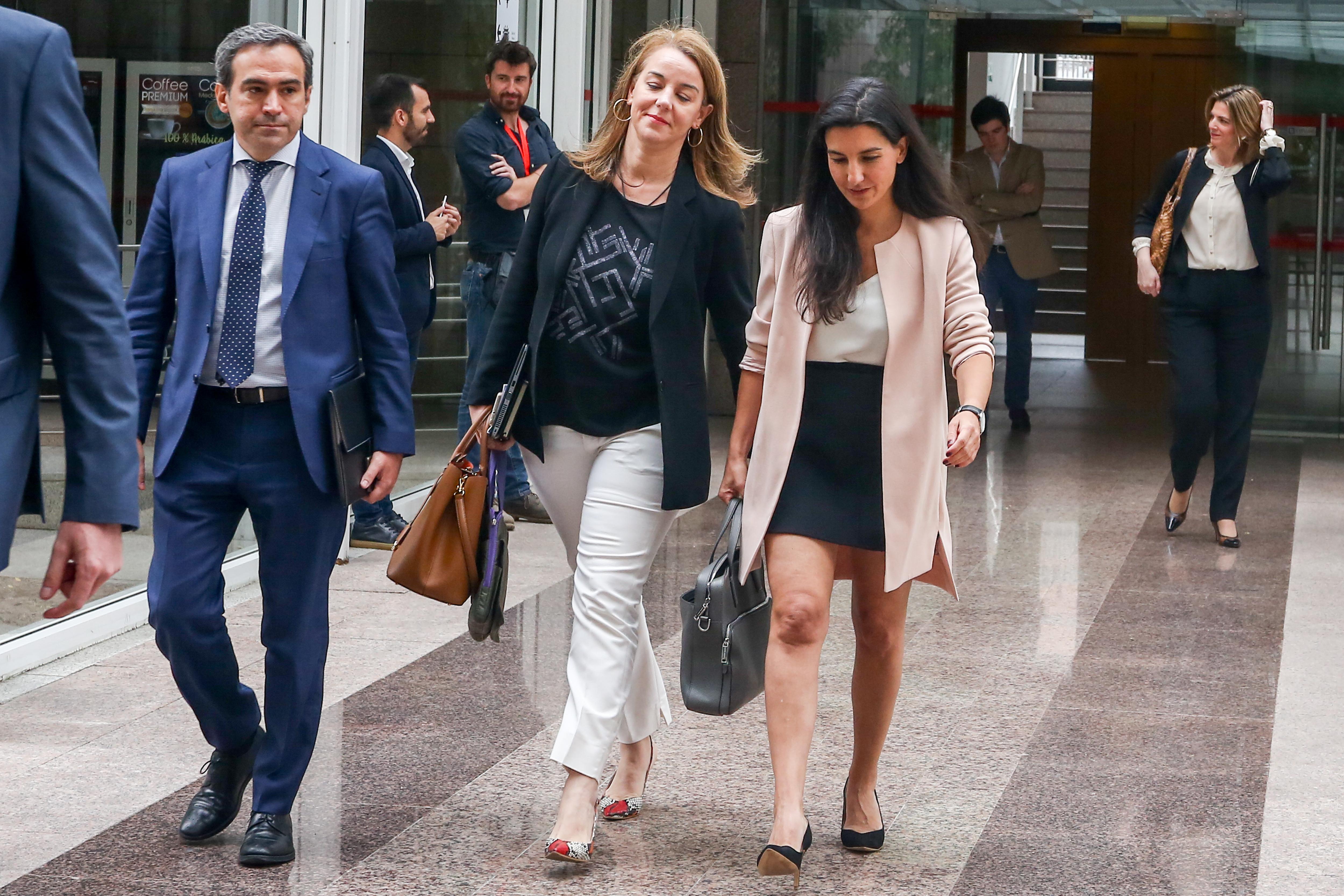 EuropaPress 2199178 La candidata de VOX a la presidencia de la Comunidad de Madrid Rocío Monasterio (3i) a la salida de la sesión Constitutiva de la XI Legislatura de la Asamblea de Madrid  (1)