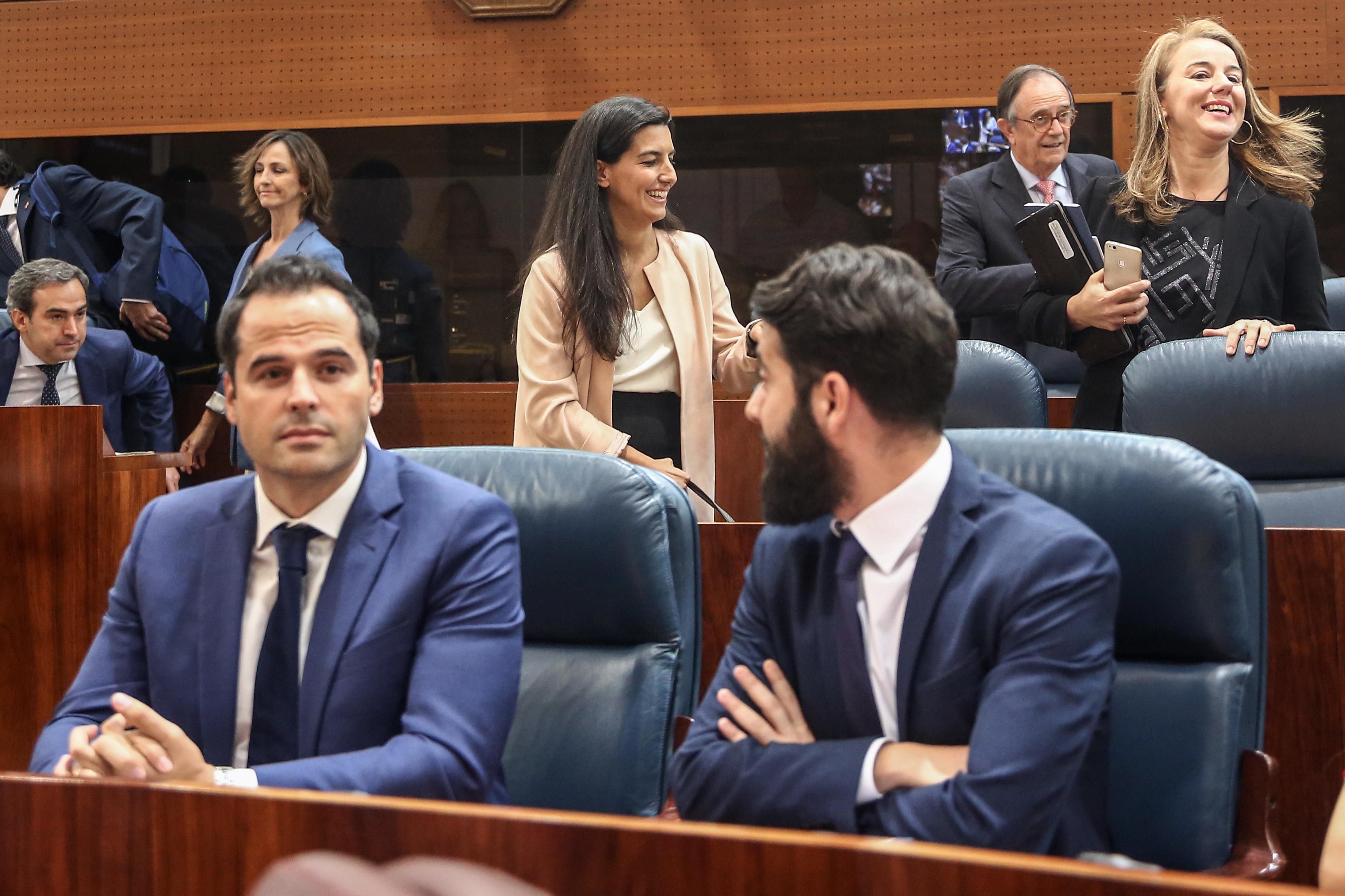 El candidato de Ciudadanos a la presidencia de la Comunidad de Madrid Ignacio Aguado (1i) y la candidata de VOX a la presidencia de la Comunidad de Madrid Rocío Monasterio (2i) durante la sesión Constitutiva de la XI