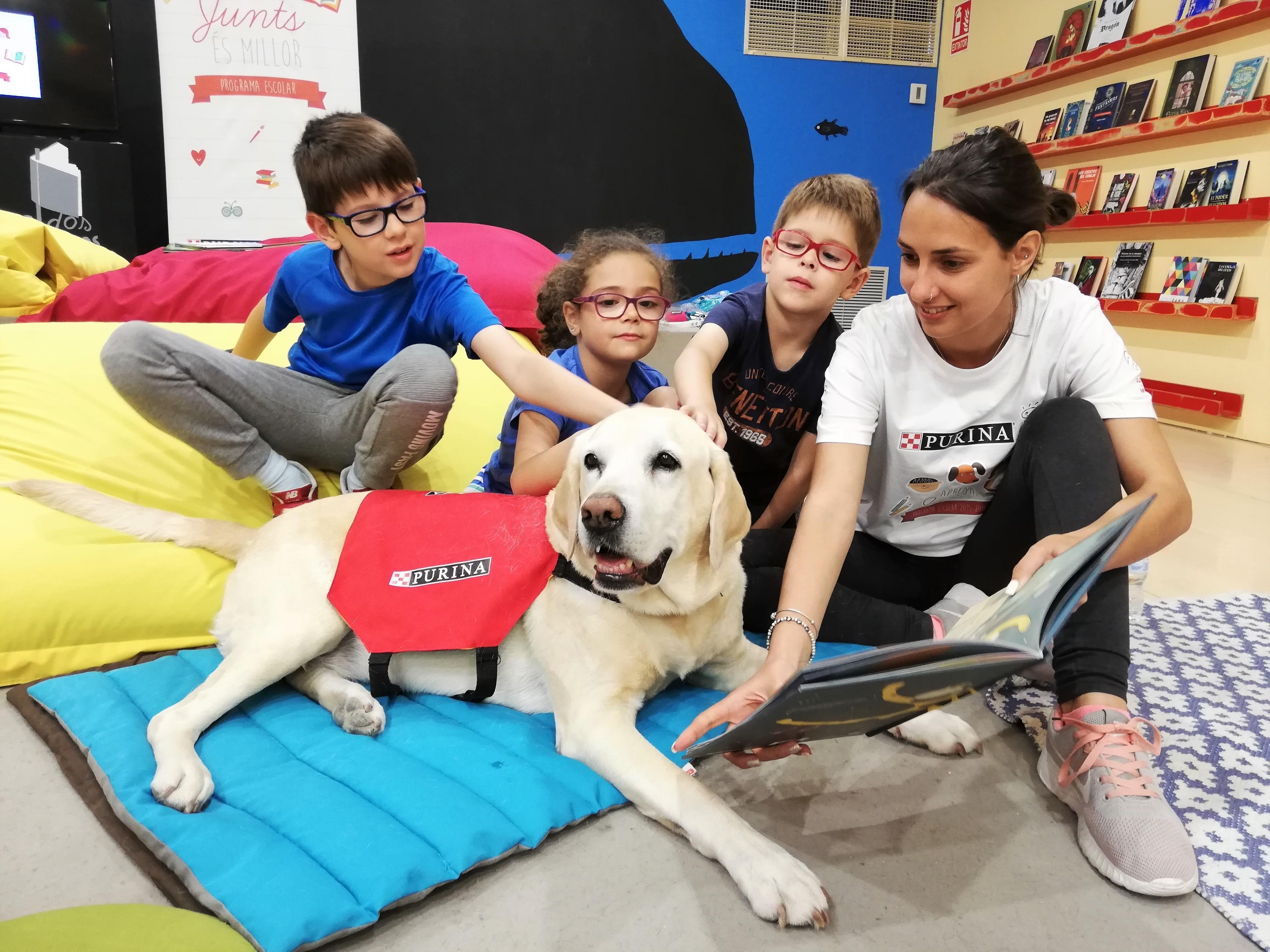 Un taller con perros de educación asistida fomenta la lectura en cien niños en la Feria del Libro de Madrid-Europa Press