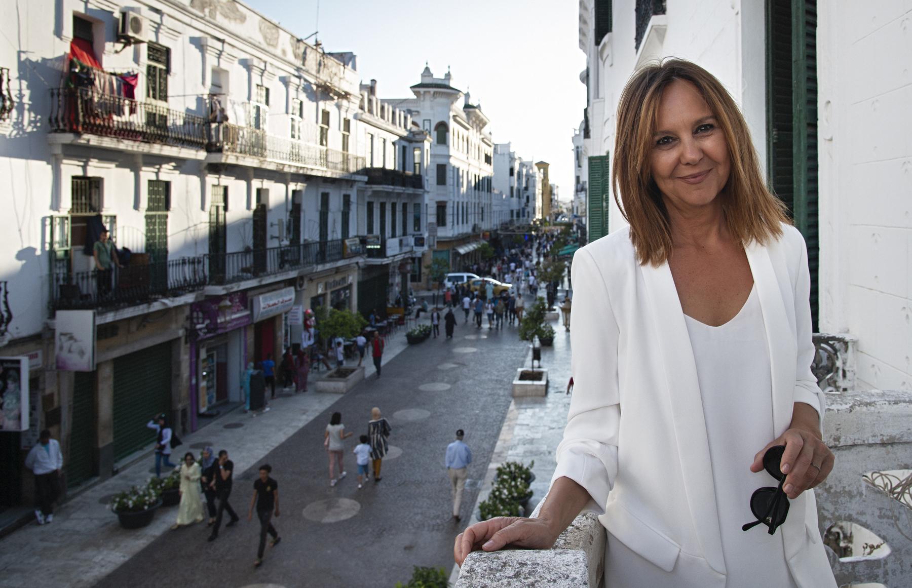 María Dueñas en El Ensanche de Tetuán, creado en tiempos del Protectorado y donde vivieron más de 40.000 españoles (Foto de Carlos Ruiz facilitada por la editorial Planeta)