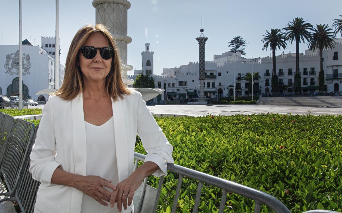 María Dueñas en la antigua plaza de España, donde se encontraba el Alto Comisariado y actual palacio de Mohamed VI Foto de Carlos Ruiz facilitada por la editorial Planeta