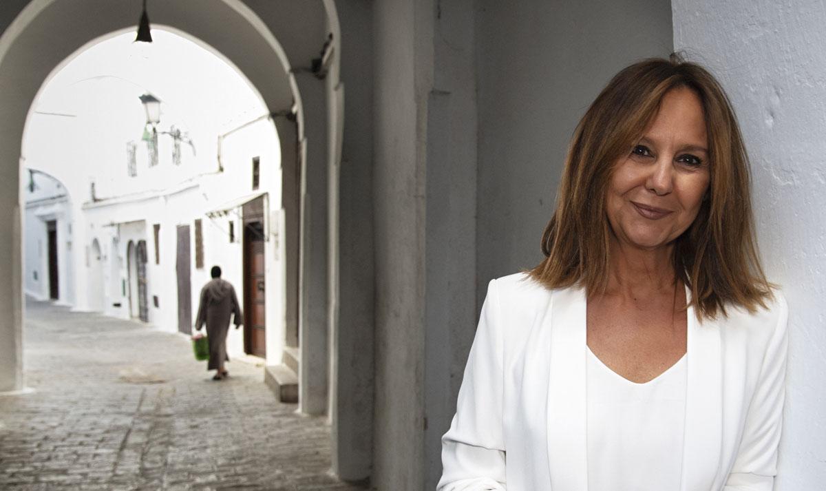 María Dueñas en La Medina de Tetuán, declarada Patrimonio de la Humanidad Foto de Carlos Ruiz facilitada por la editorial Planeta María Dueñas en La Medina de Tetuán, declarada Patrimonio de la Humanidad Foto de Carlos Ruiz facilitada por la editorial Planeta