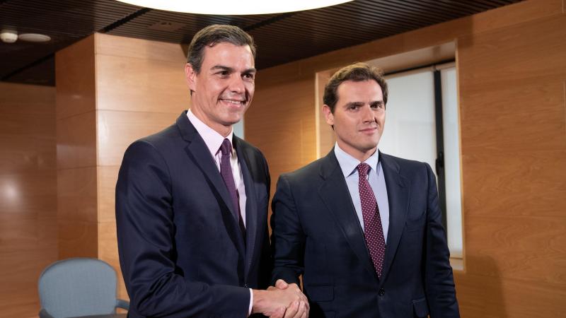 El secretario general del PSOE y presidente del Gobierno en funciones Pedro Sánchez se reúne con el presidente de Ciudadanos Albert Rivera en el Congreso de los Diputados