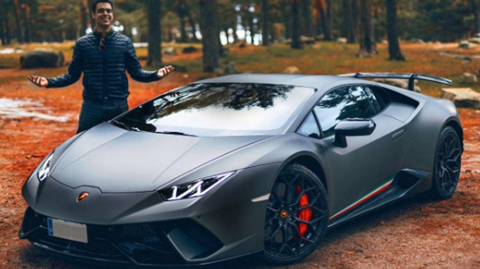 Foto difundida por el youtuber David Díaz con su Lamborghini. Fuente: Twitter