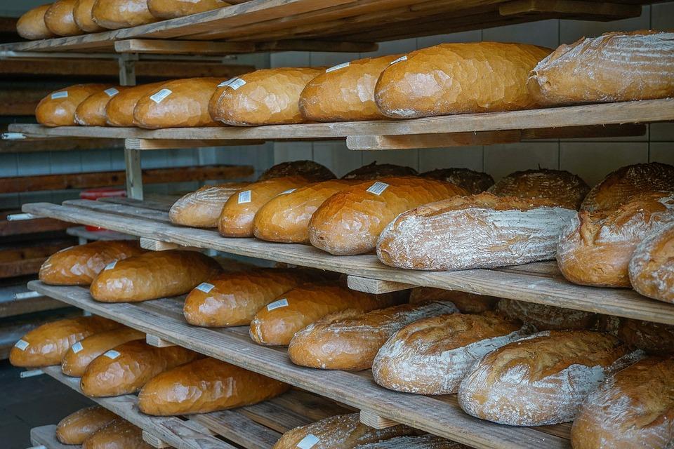 Panes colocados en la estantería de un comercio. Pixabay