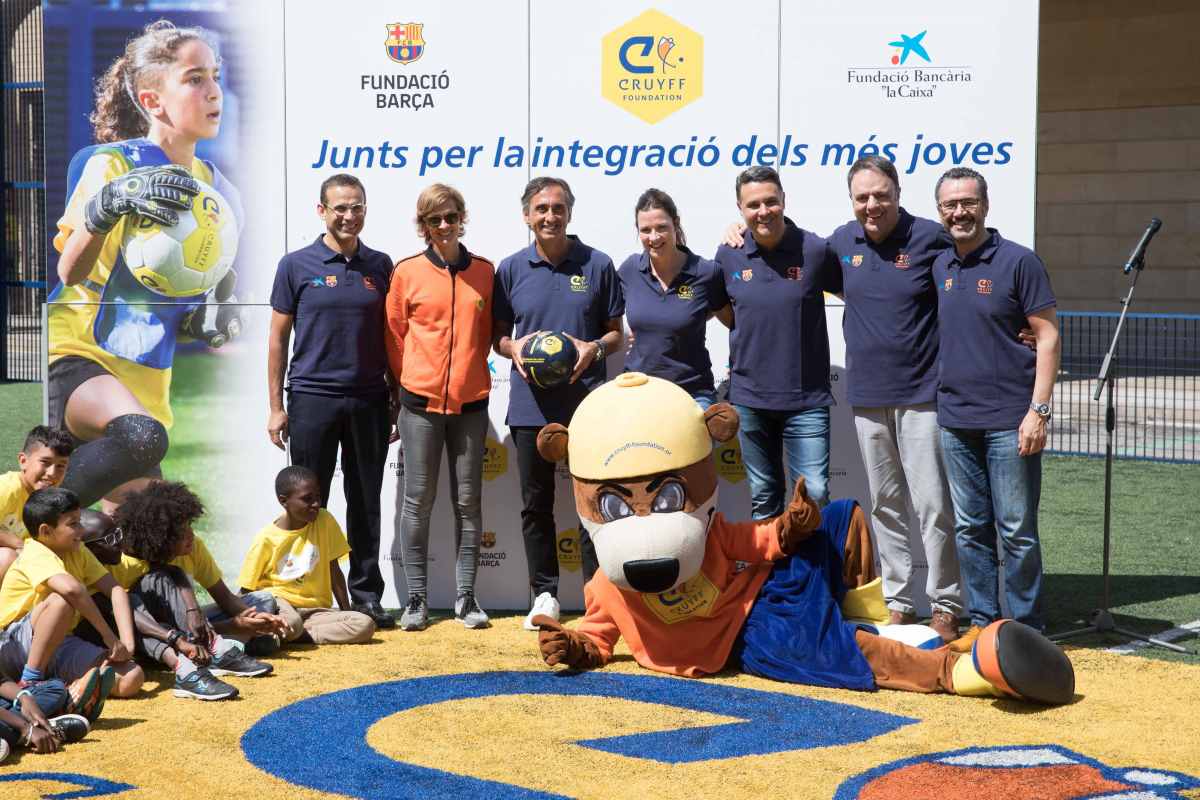 En la foto, (con chaqueta naranja) la presidenta de la Fundación Cruyff, Susila Cruyff; el waterpolista manresano Manel Estiarte; el director Área de Acción Comercial y Educativa de la Fundación Bancaria "la Caixa", Xavier Bertolín; el alcalde en funcione