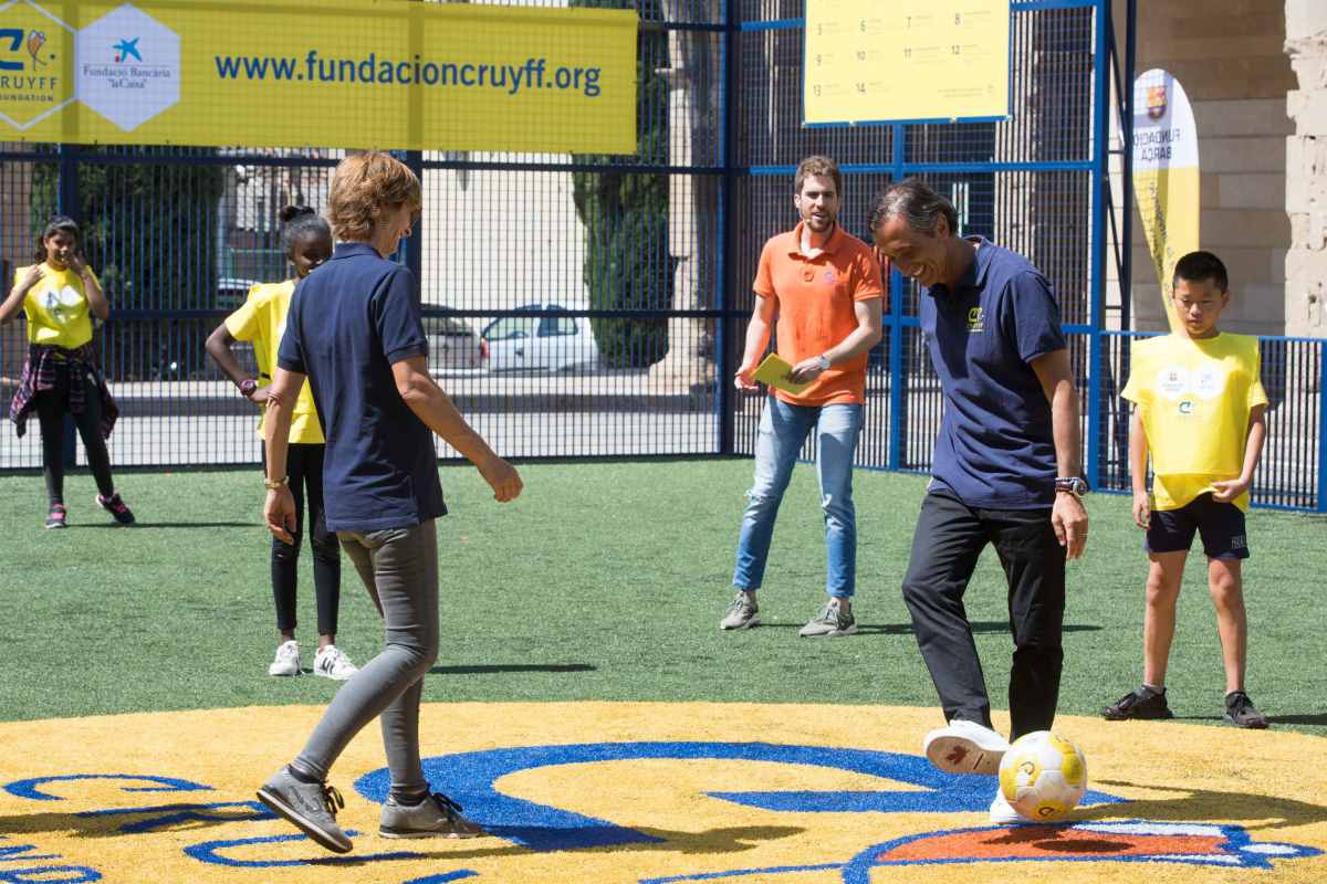 el cruyff court manel estiarte es el decimo de los quince que la fundacion cruyff inaugurara en cataluna el cruyff court manel estiarte es el decimo de los quince que la fundacion cruyff inaugurara en cataluna