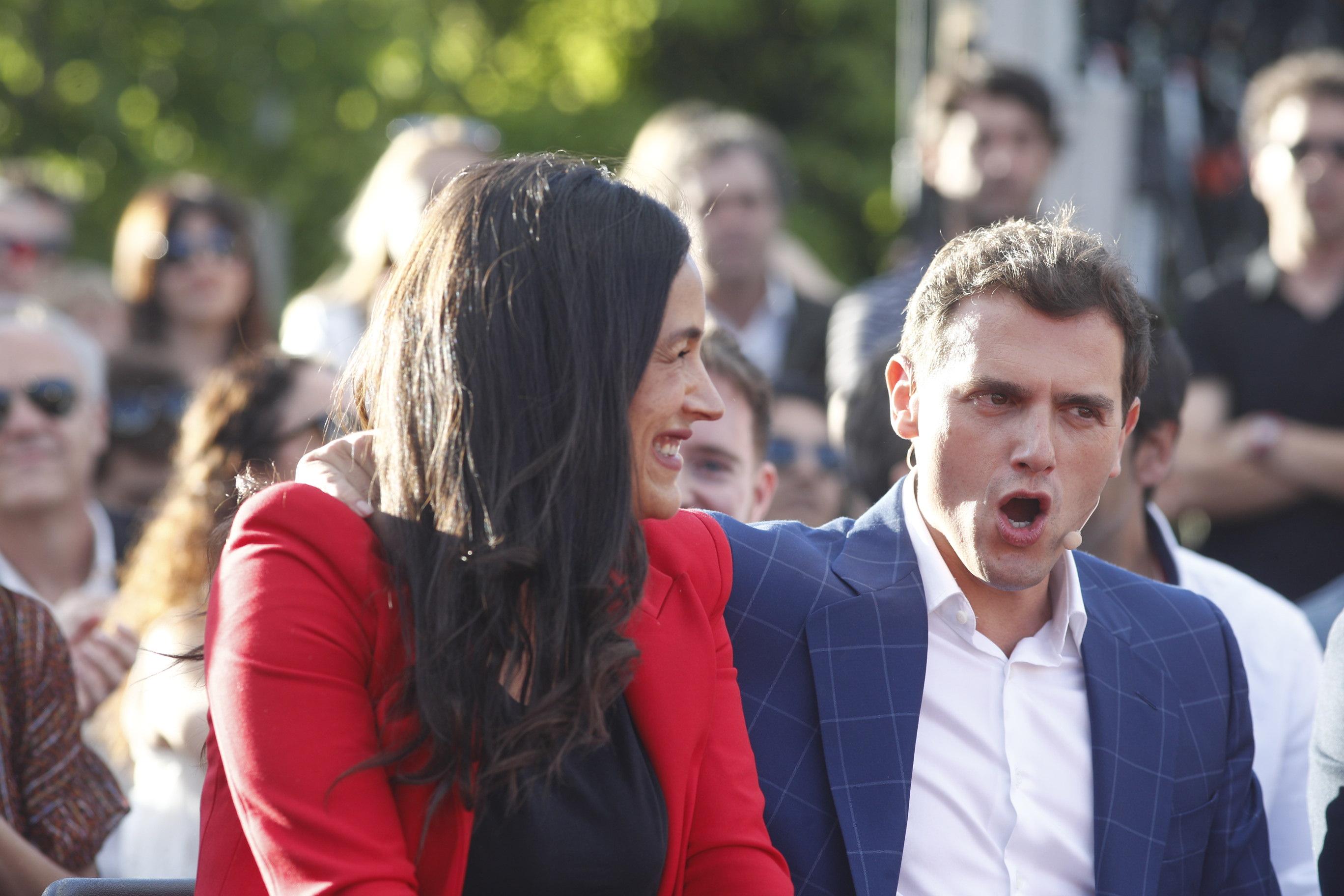 La candidata a la alcaldía de Madrid Begoña Villacís junto al presidente de Ciudadanos Albert Rivera presente en el cierre de campaña de Ciudadanos en el Parque Alfredo Kraus en Madrid