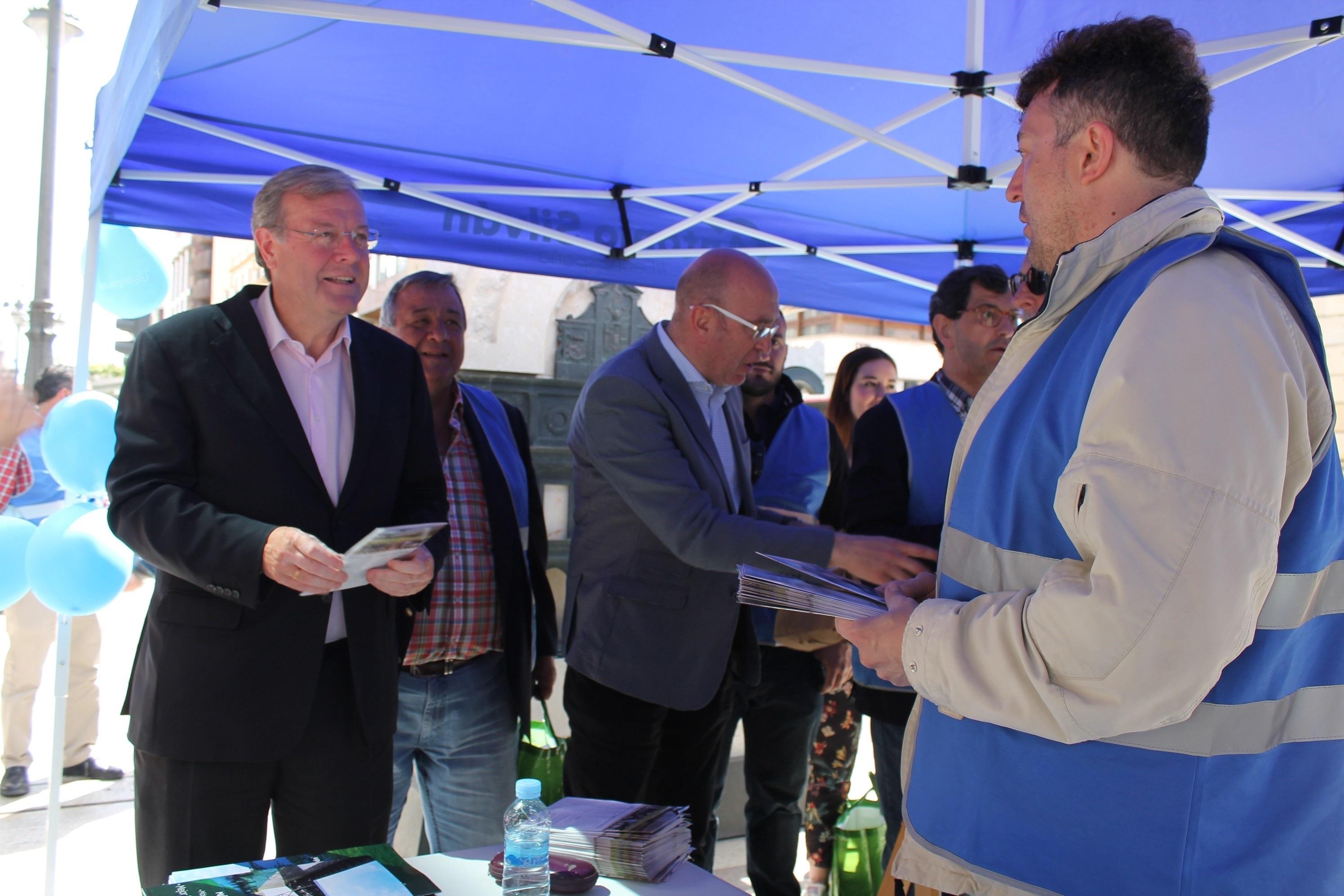 Antonio Silván, candidato del PP al Ayuntamiento de León, en el cierre de campaña en la carpa informativa frente al Consistorio