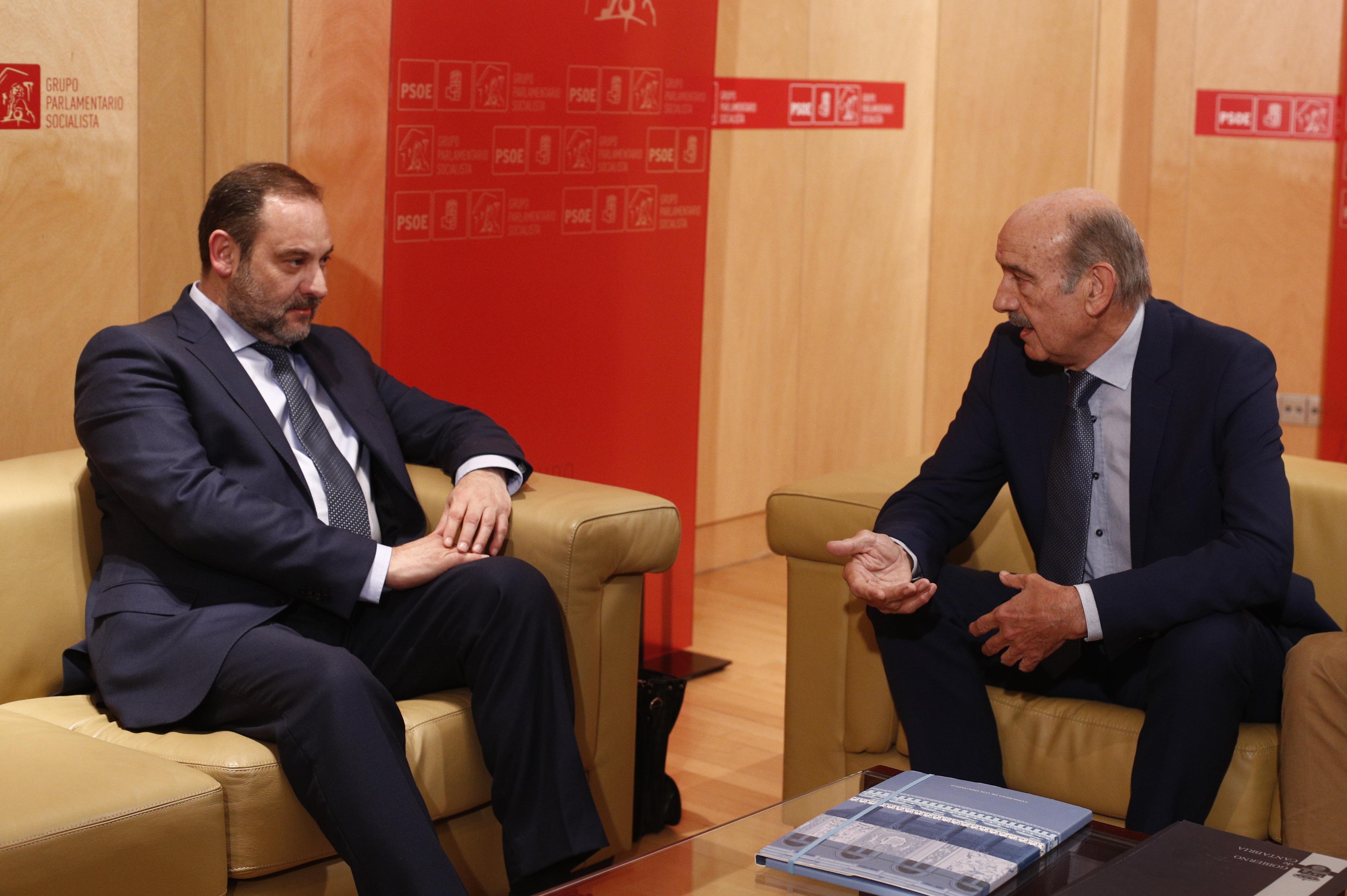  El secretario de Organización y ministro de Fomento en funciones José Luis Ábalos (i) se reúne con José María Mazón del Partido Regionalista de Cantabria (PRC) (d)