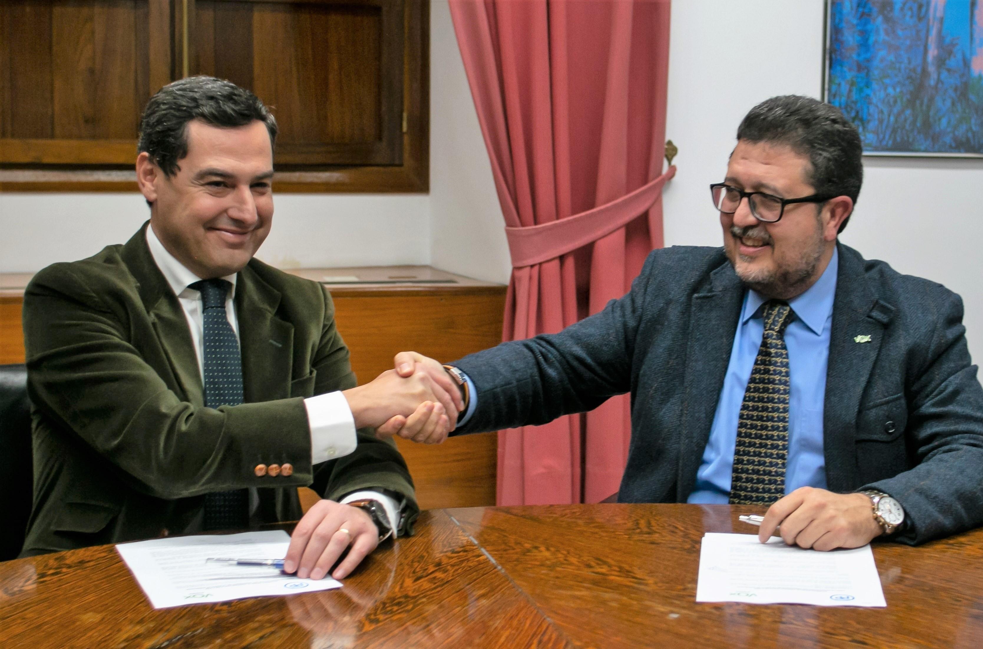 Juanma Moreno y Francisco Serrano sellan el pacto de PP y Vox negociado en Madrid. EP
