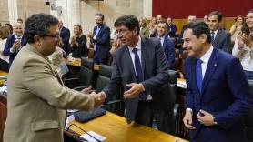 El líder del grupo ultra, Francisco Serrano, saluda al presidente y el vicepresidente de la Junta.