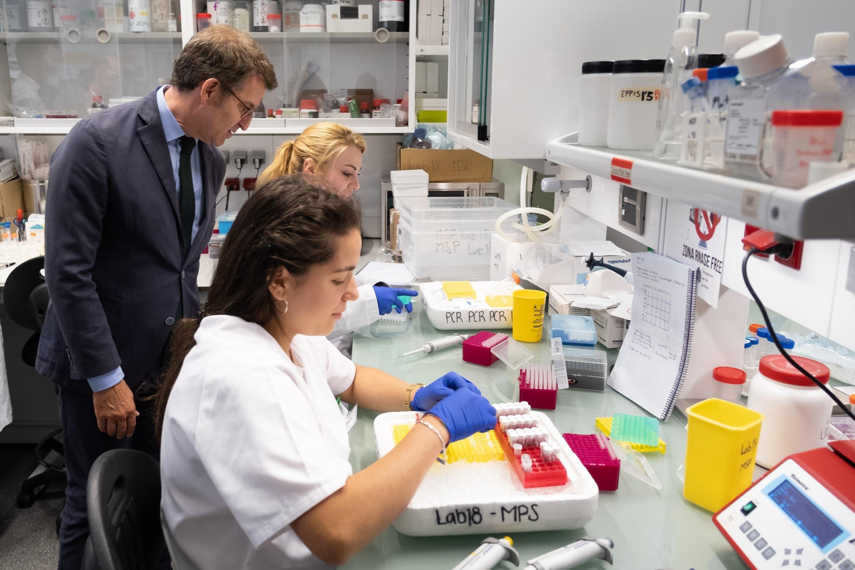 El presidente de la Xunta Alberto Núñez Feijóo durante una visita al Instituto de Investigación Sanitaria (IDIS) del Complexo Hospitalario Universitario de Santiago (CHUS)