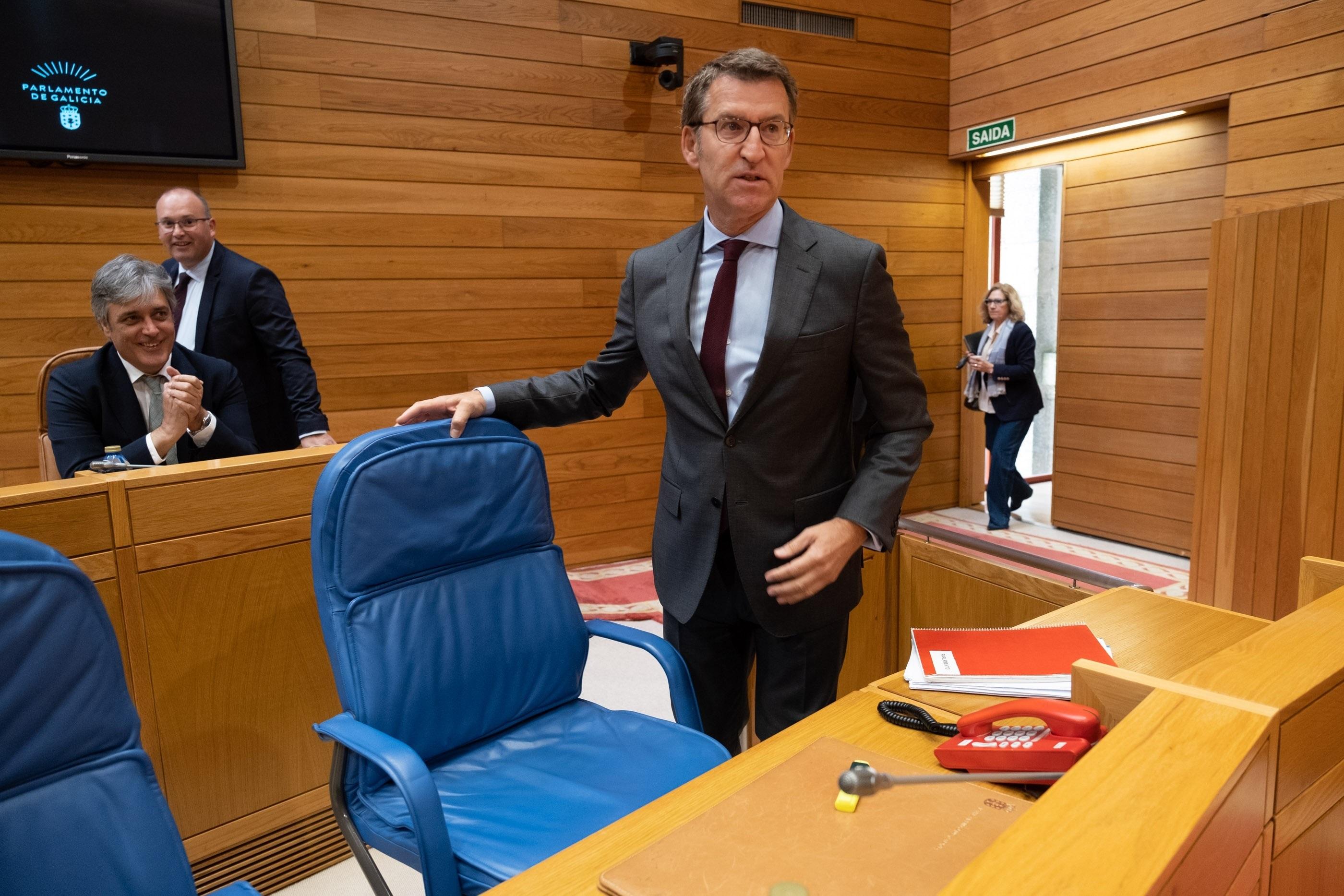 El presidente de la Xunta Alberto Núñez Feijóo entra en el hemiciclo del Parlamento de Galicia