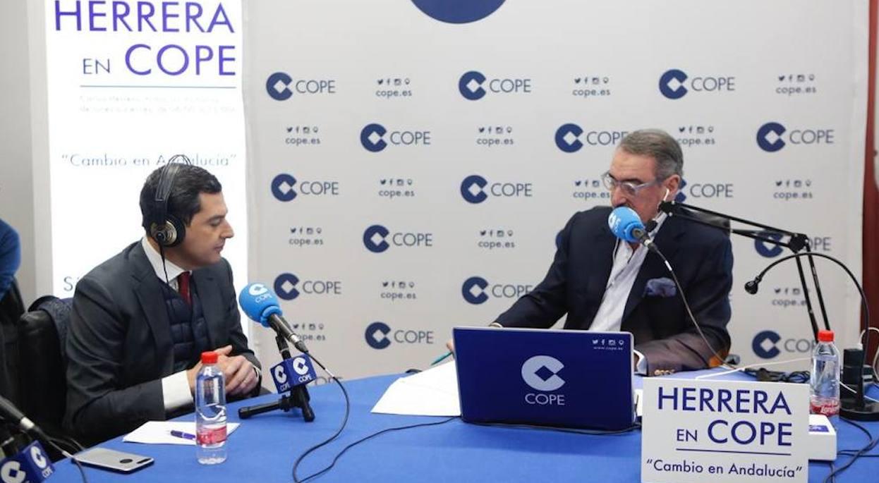 Imagen de archivo de una entrevista de Carlos Herrera a Juanma Moreno.
