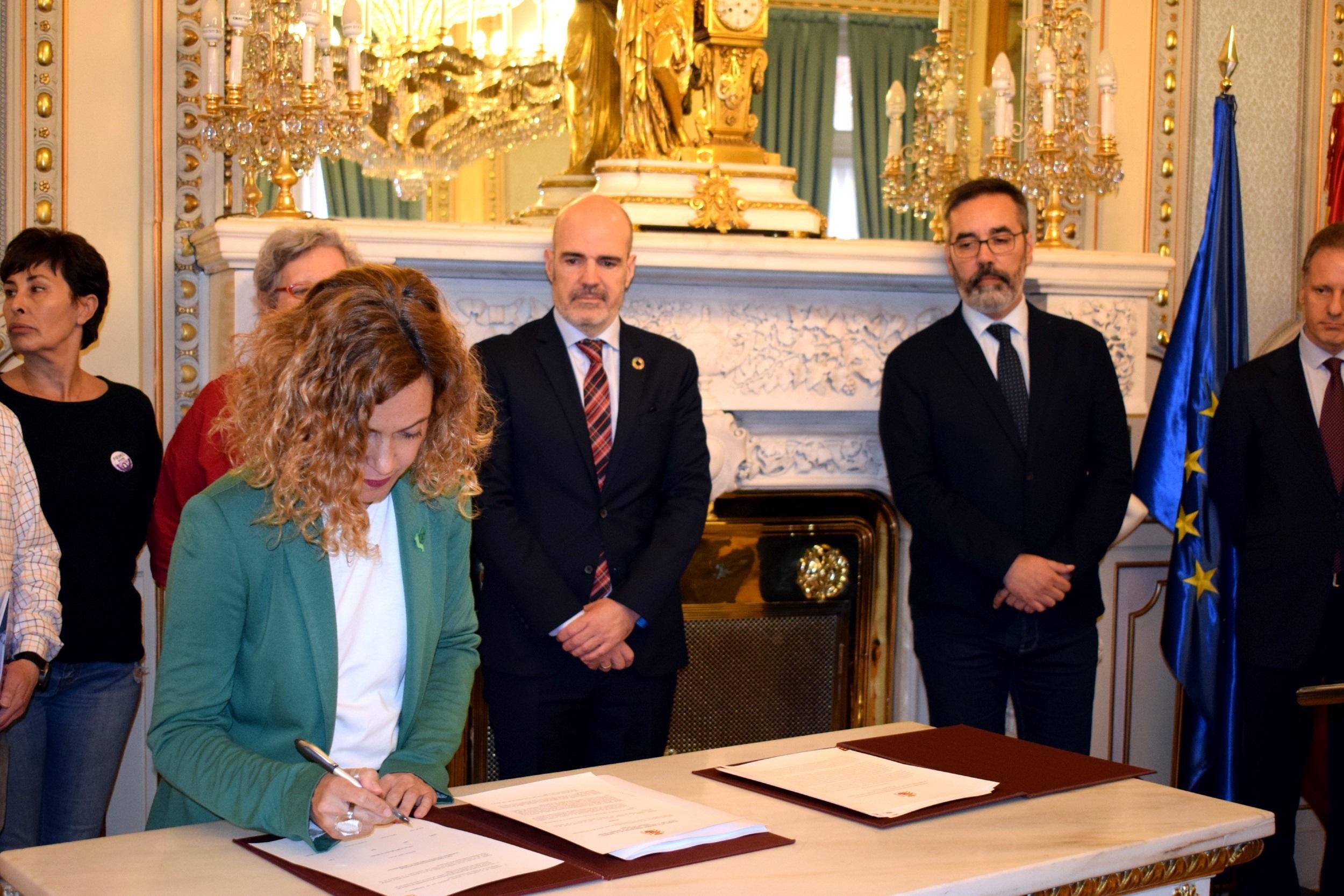  La ministra de Política Territorial Meritxell Batet firma con los sindicatos el IV Convenio Único para el personal laboral de la Administración - Ministerio de Política Territorial
