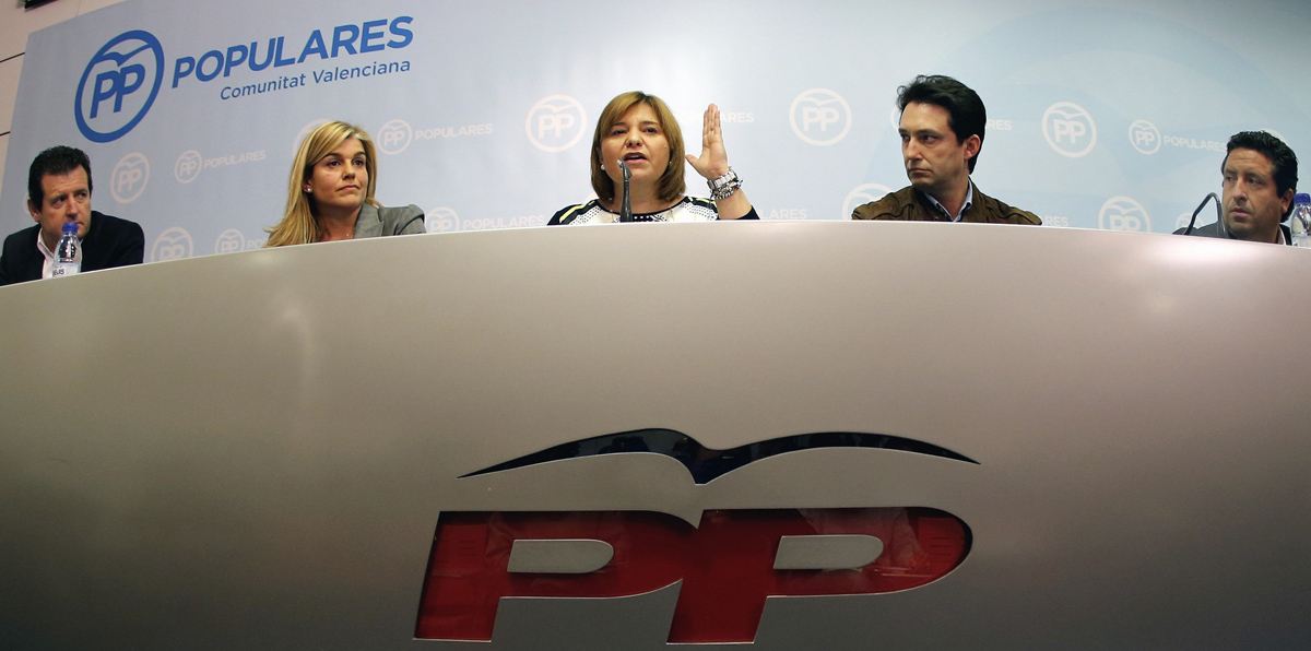 Vicente Betoret, a la derecha de la presidenta del PP de la Comunitat Valenciana, Isabel Bonig (C) 