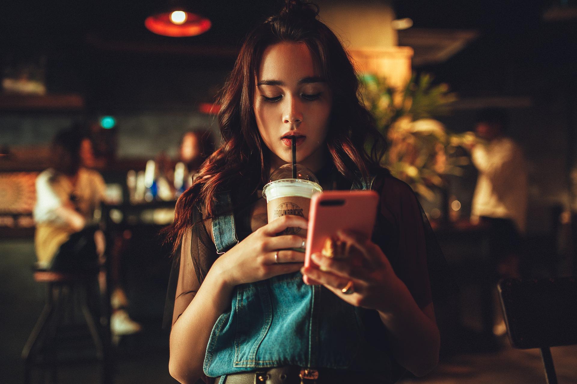 Retrato de una chica con un café y un teléfono móvil. PIXABAY