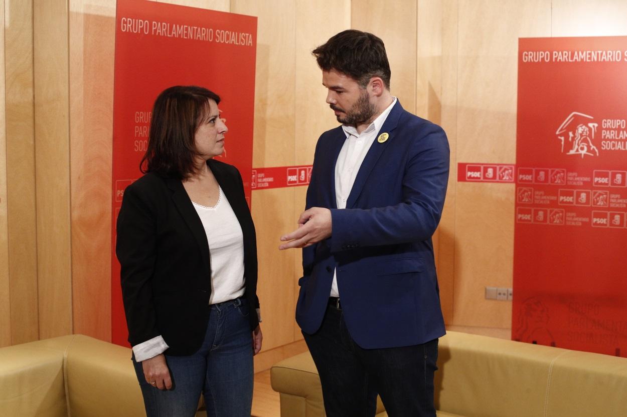 Adriana Lastra junto con Gabriel Rufián durante la reunión mantenida en el Congreso con motivo de la investidura de Sánchez