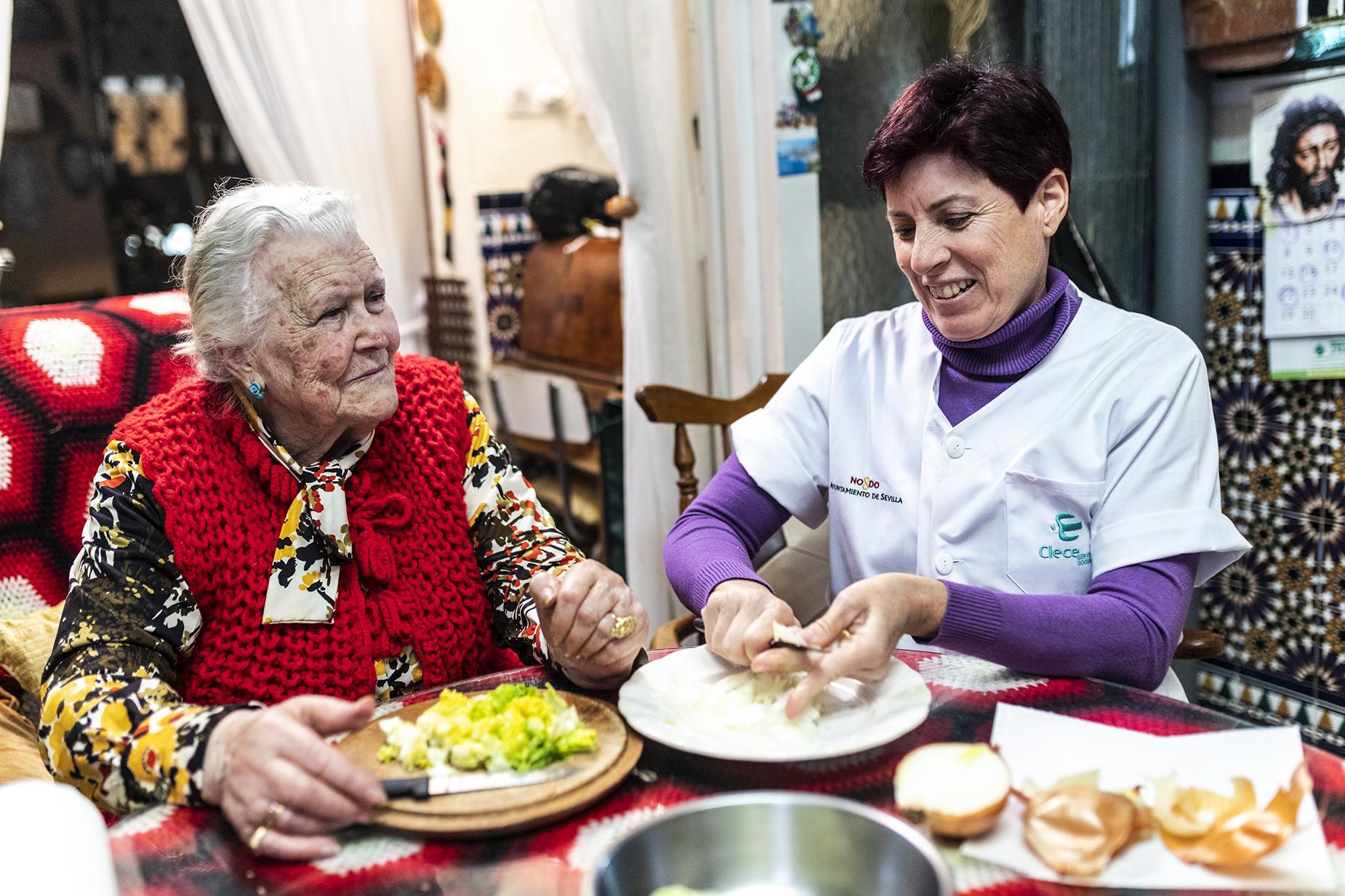 Imagen cedida por Clece de una de sus empleadas del SAD, prestando ayuda a una anciana