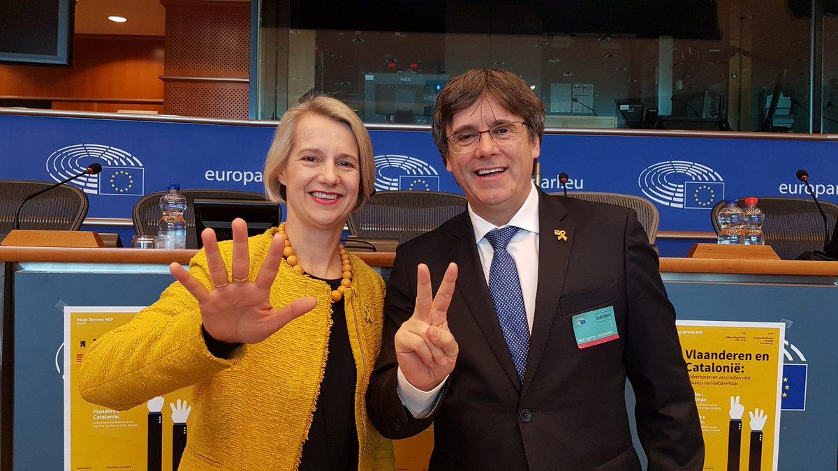 Carles Puigdemont con Helga Stevens