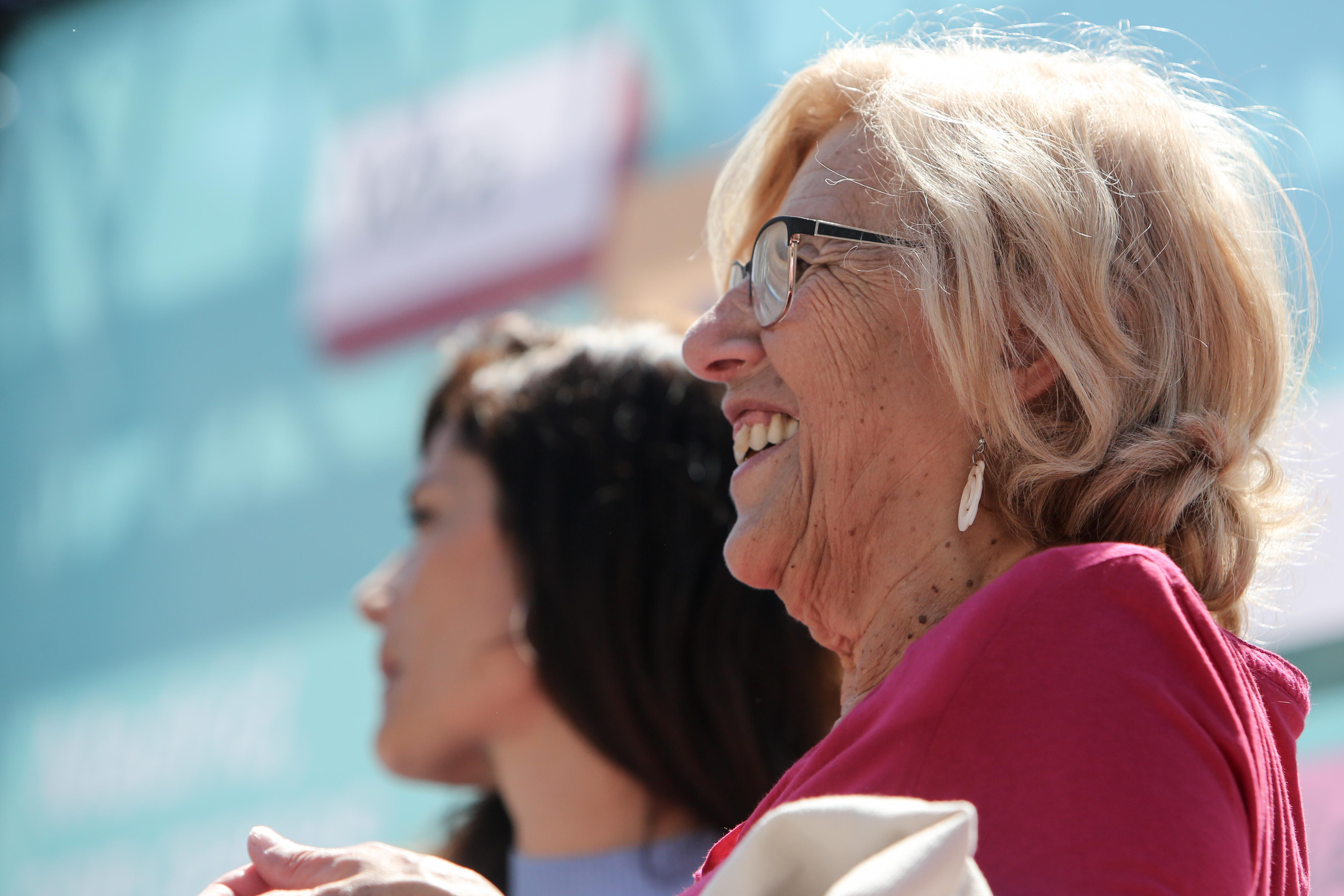 La alcaldesa de Madrid Manuela Carmena recibe en nombre de la ciudadanía madrileña la copa de la Champions League en la Plaza de Cibeles en Madrid-Europa Press