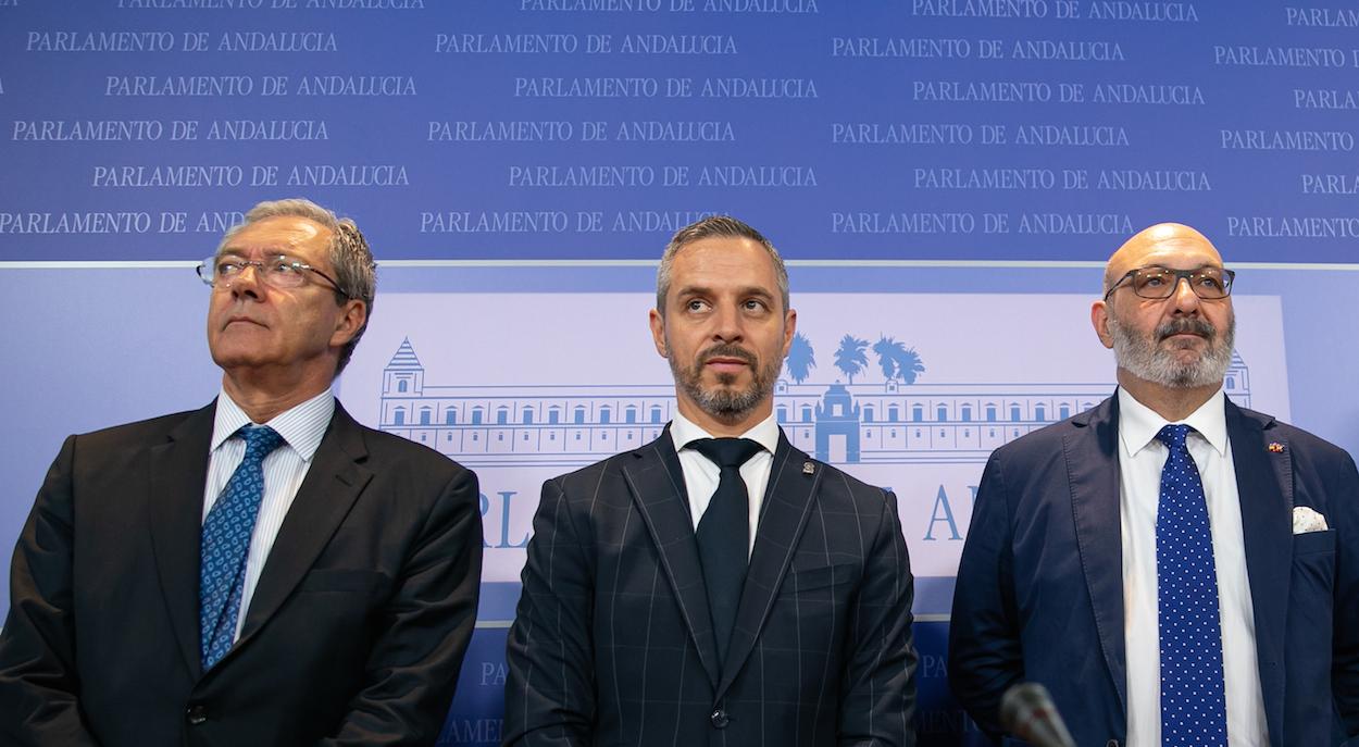 Rogelio Velasco (Cs), Juan Bravo (PP) y Alejandro Hernández (Vox), en la firma del pacto presupuestario. JESÚS PRIETO/EP