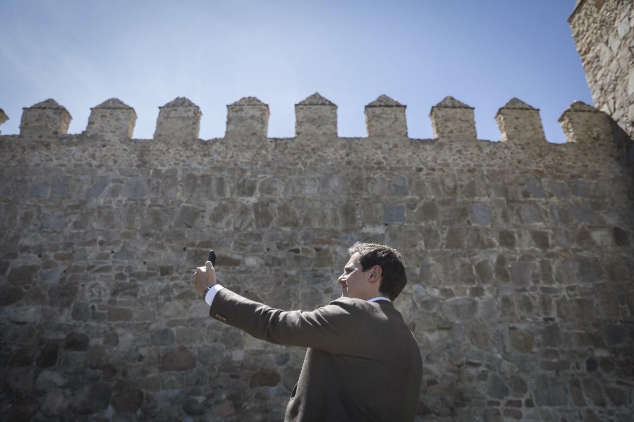 El presidente de Ciuadadanos, Albert Rivera, se hace un selfie