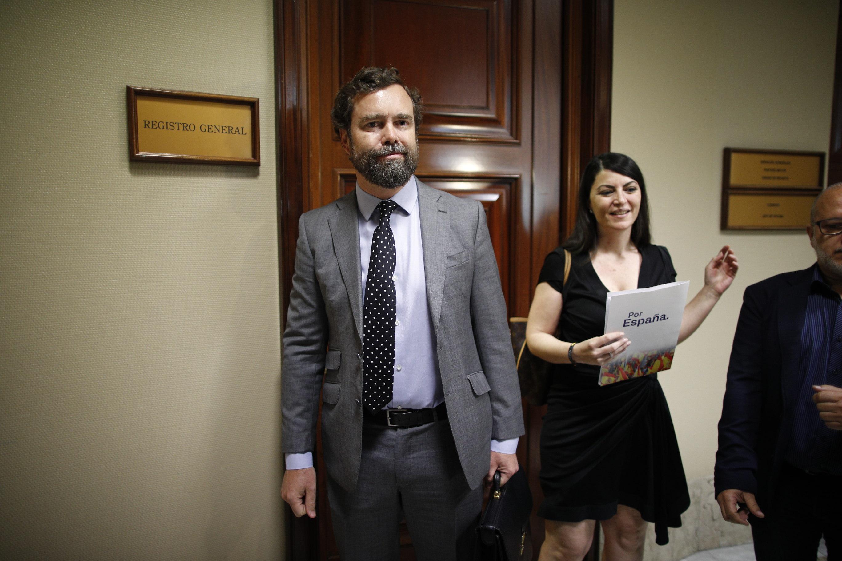 EuropaPress 2173707 Los portavoces de VOX en el Congreso de los Diputados Iván Espinosa de los Monteros y Macarena Olona se dirigen a presentar un escrito en el registro de la Cámara baja para que no se 