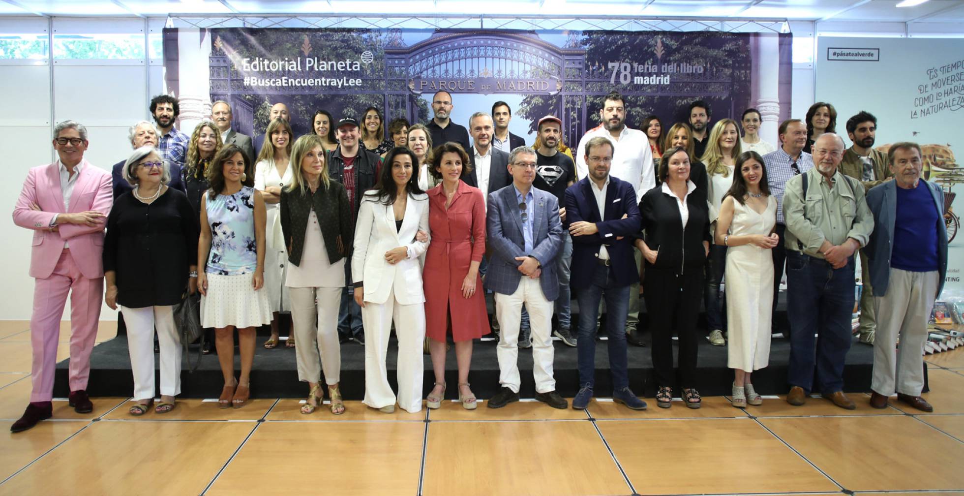 Una foto de familia de los 38 autores de la Editorial Planeta en la Feria del Libro de Madrid, que celebra su 78º Aniversario.