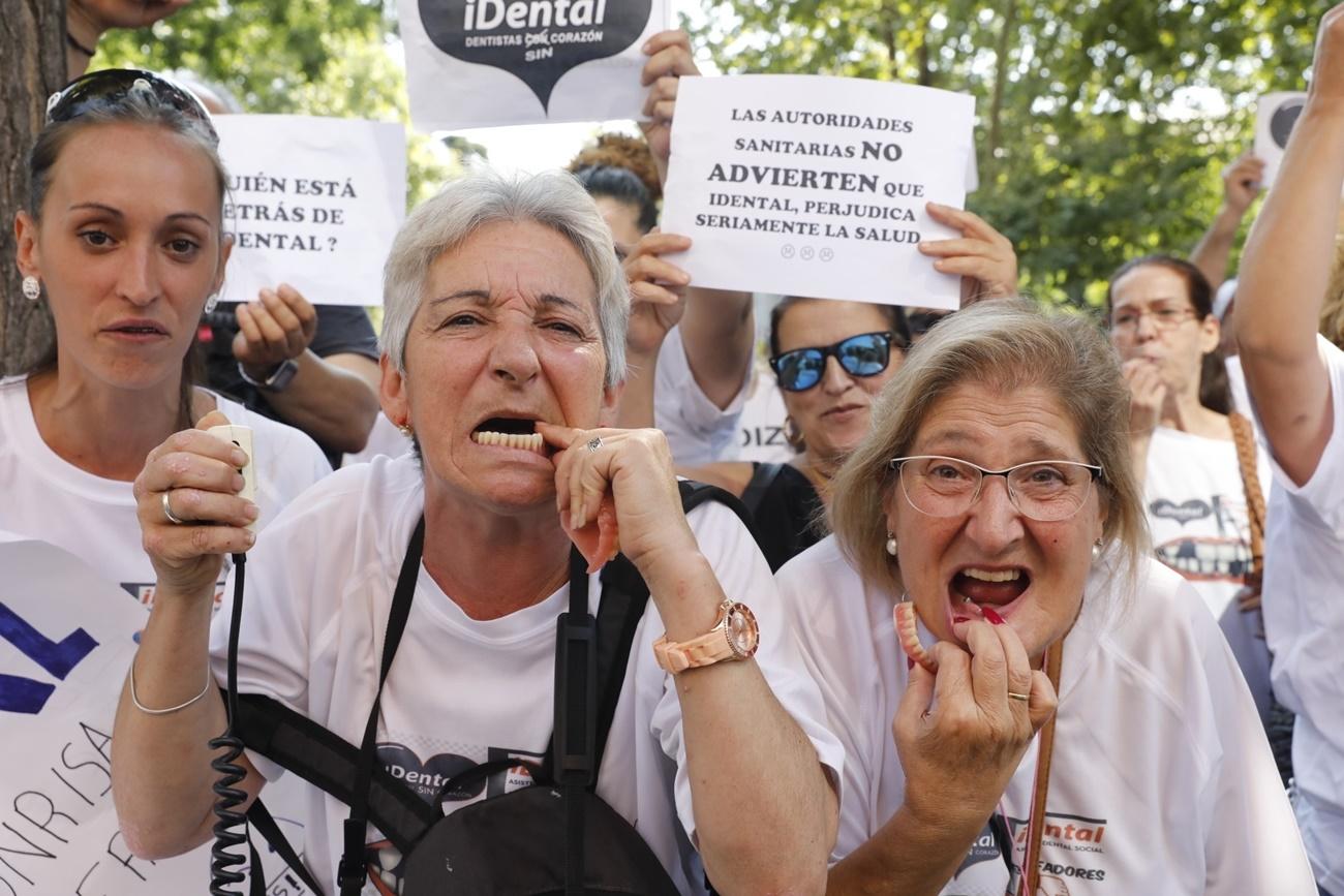 Afectados por la empresa de odontología iDental se manifiestan a las puertas del Ministerio de Sanidad en Madrid.