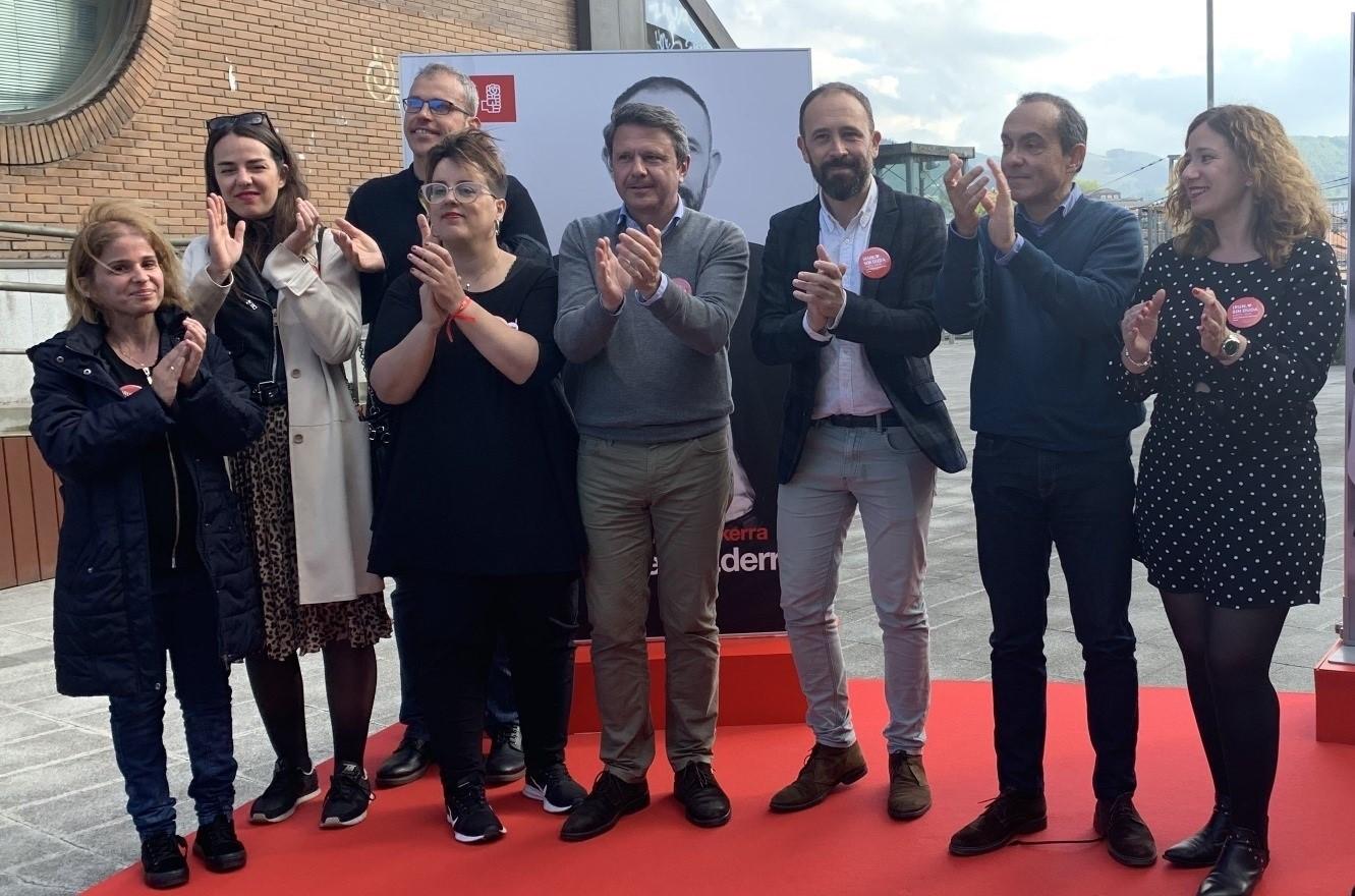 Denis Itxaso, José Antonio Santano y candidatos socialistas en Irún. EP