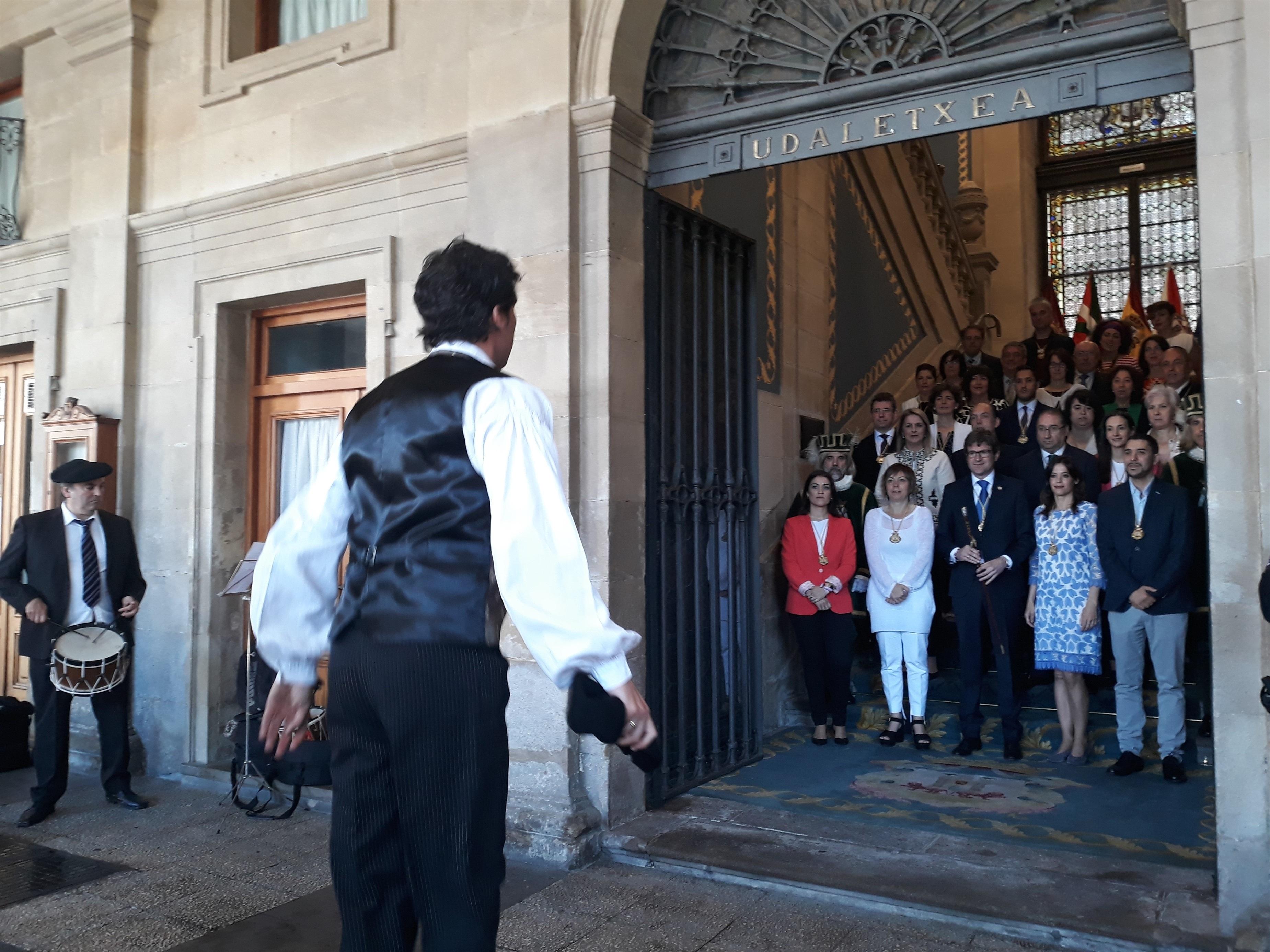 Acto de investidura del alcade de Vitioria Gorka Urtaran en el Ayuntamiento. EP